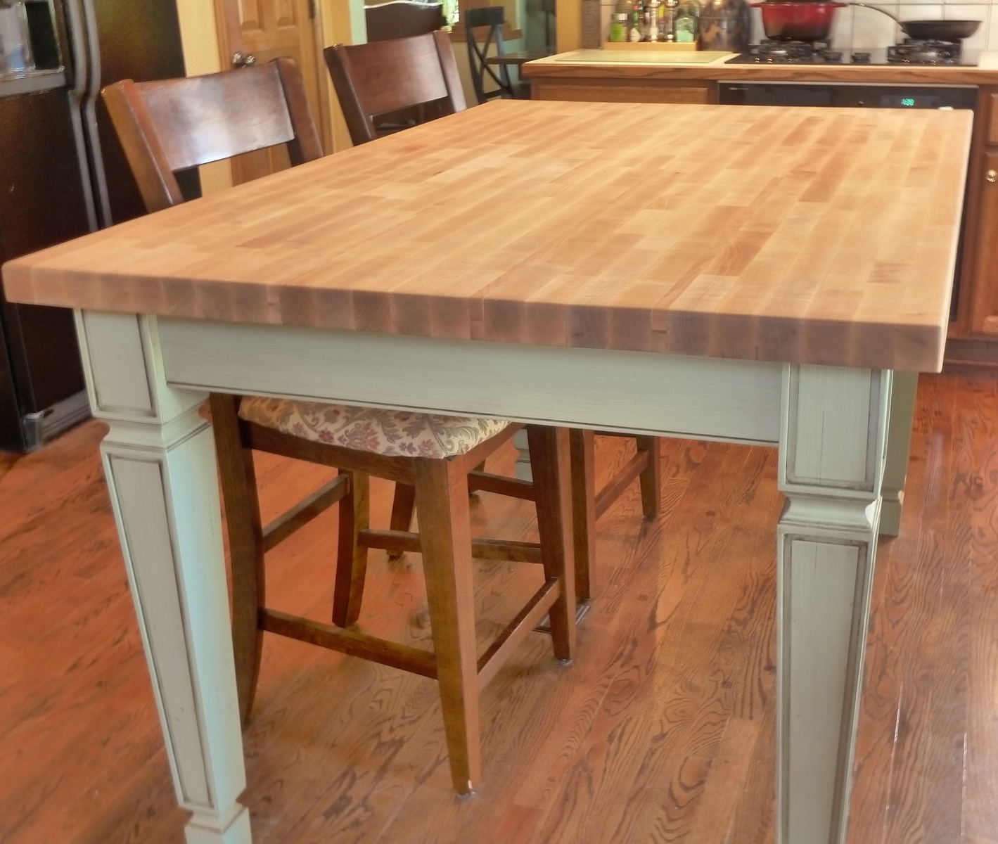 Butcher Block Table to Match with Your Laminate Flooring | WHomeStudio