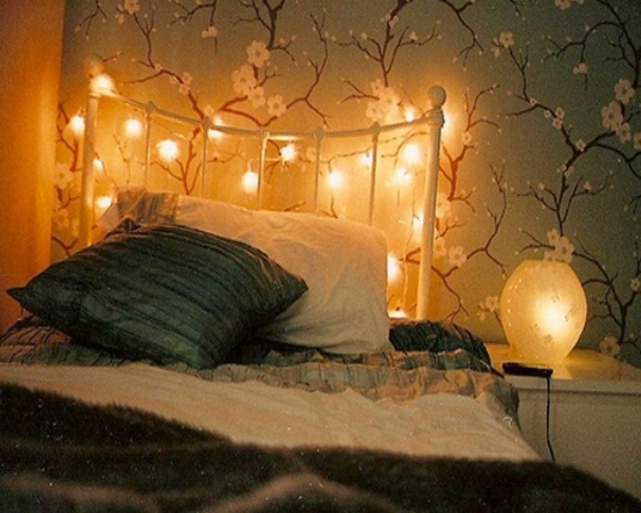 Ночь была теплая светлая. Гирлянда в спальне. Уютная спальня. Уютная кровать. Спальня с фонариками.
